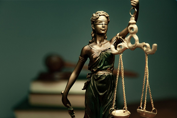 Estátua da justiça com balança e olhos vendados